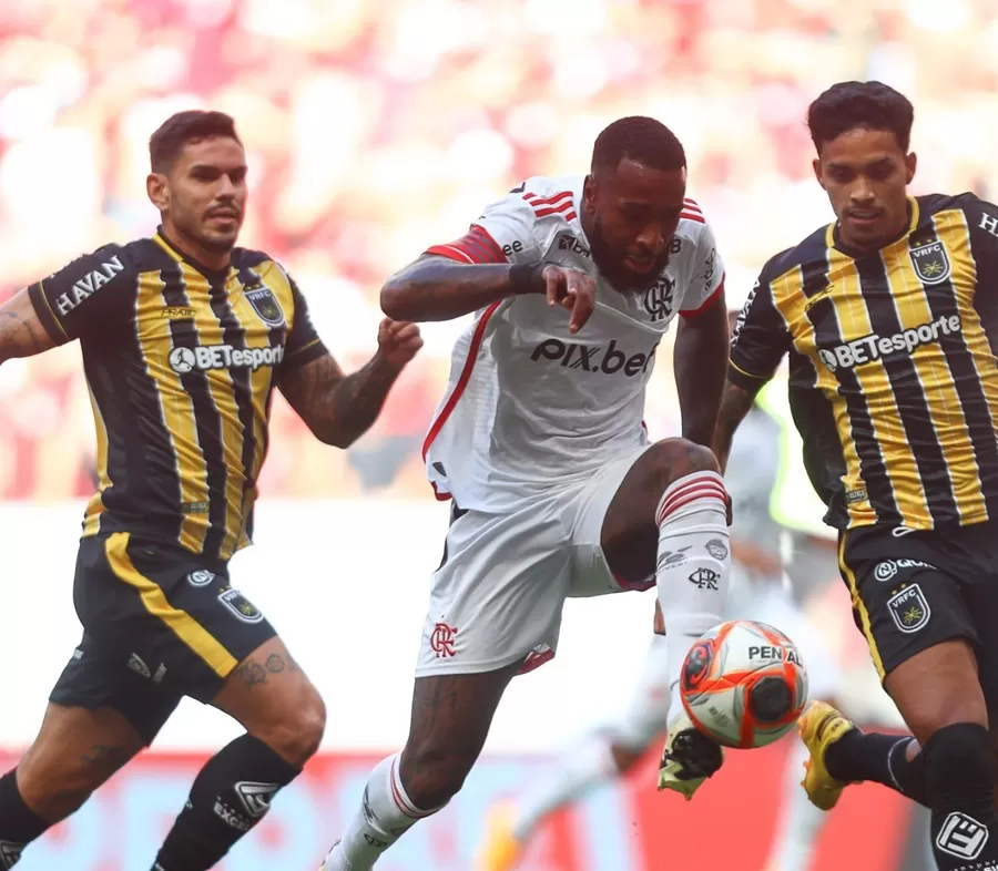 Flamengo bate o Volta Redonda em Brasília na estreia do time principal no Carioca