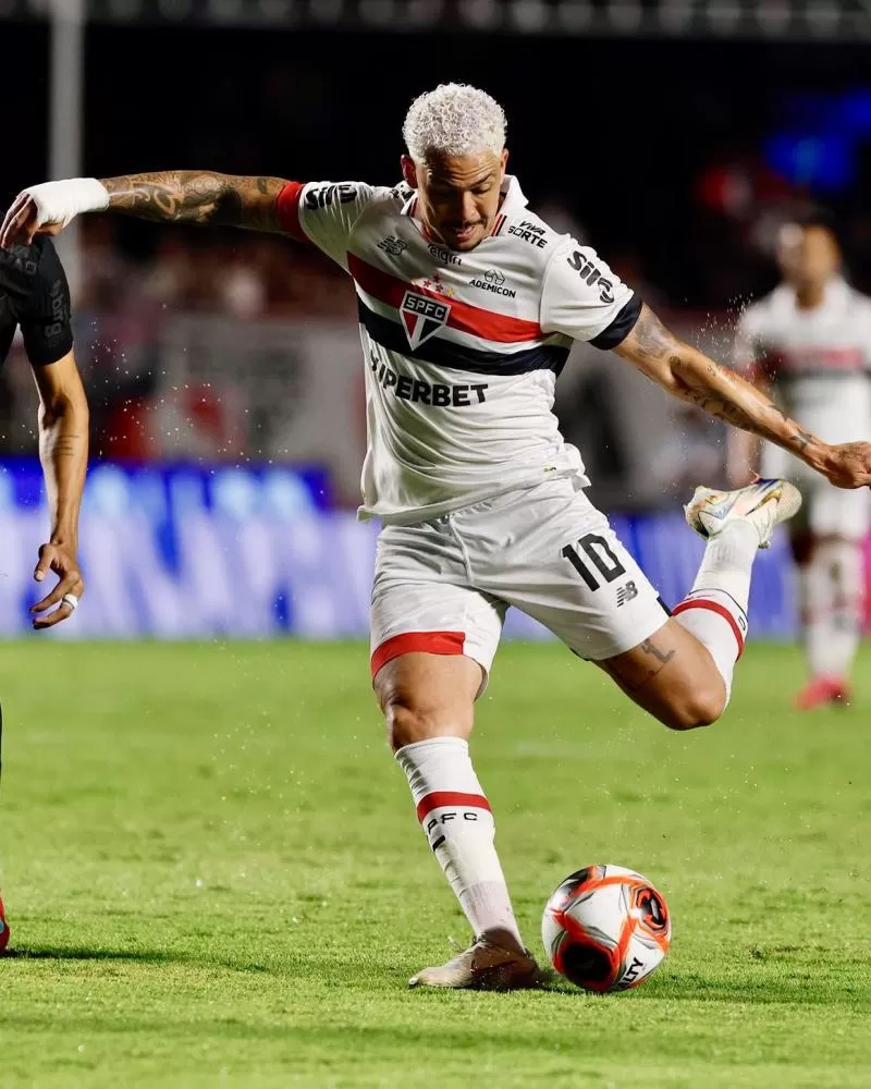 Com direito a olé e show de Lucas e Oscar, São Paulo vence o Corinthians
