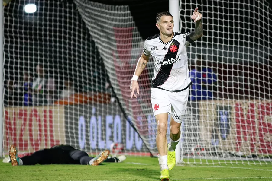 Vasco goleia a Portuguesa e entra no G4 do Carioca