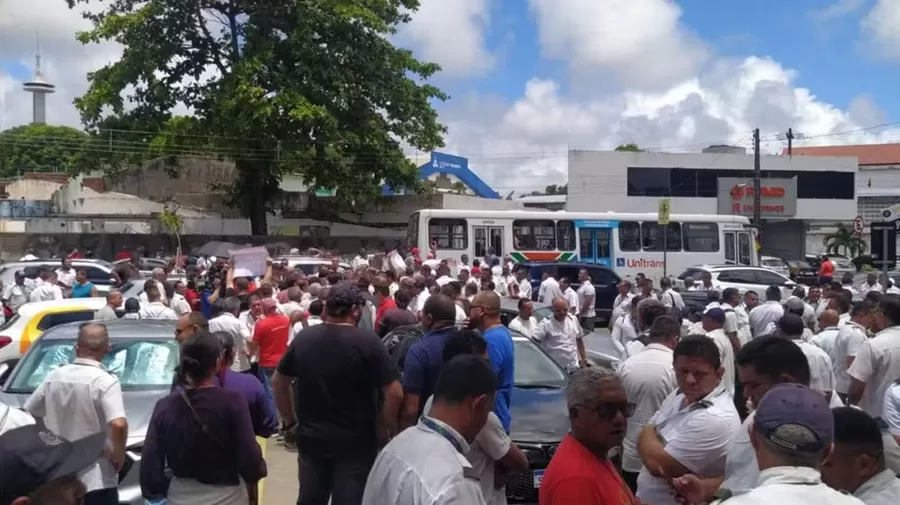 Greve dos ônibus: desembargadora determina adesivagem da frota emergencial, de 60%, e fiscalização