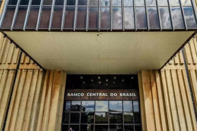 Copom eleva Selic para 13,25% e prevê novos aumentos para conter inflação