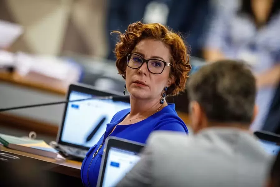 Carla Zambelli tem mandato cassado pelo TRE-SP e fica inelegível após divulgar fake news sobre processo eleitoral