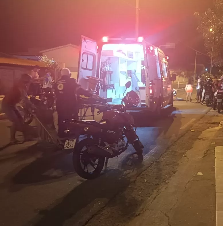 Colisão de moto e carro no fim da noite deste sábado (1º) em Catolé do Rocha, deixa motoqueiro ferido 