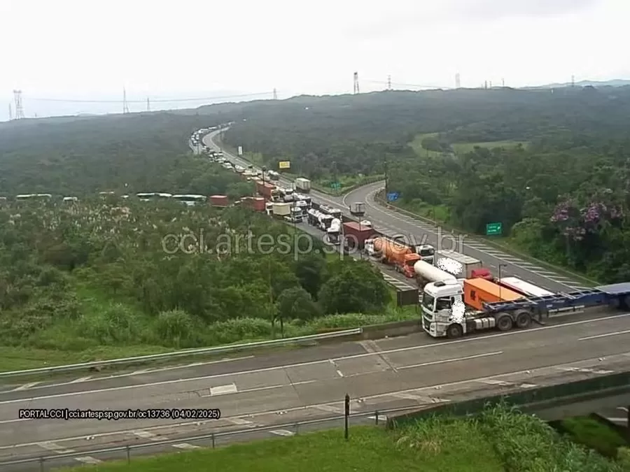 Acidente entre 5 carretas interdita Anchieta-Imigrantes, em São Paulo