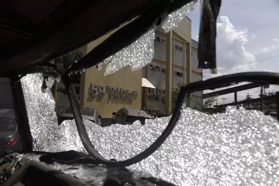 Policial civil é morto após atirar na namorada e em colegas dentro de delegacia de Duque de Caxias
