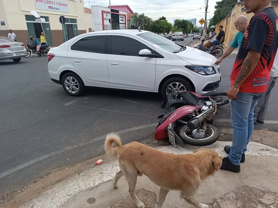 Colisão envolvendo carro e moto nesta segunda (4),deixa um idoso ferido, no Centro de Catolé do Rocha