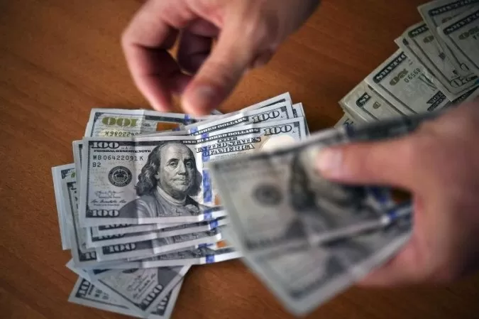 Dólar volta a cair e atinge o menor patamar desde novembro