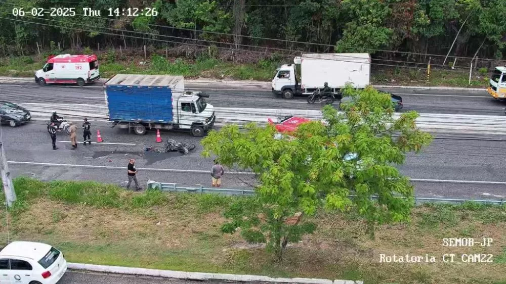 Acidente entre caminhão e motocicleta na BR-230 deixa vítima em estado grave