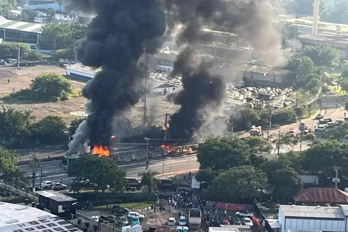 Avião de pequeno porte King Air cai na Zona Oeste de São Paulo, bate em ônibus e deixa 2 mortos