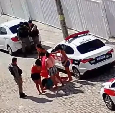Policial militar atira em perna de mulher que tentava furar desafeta com tesoura