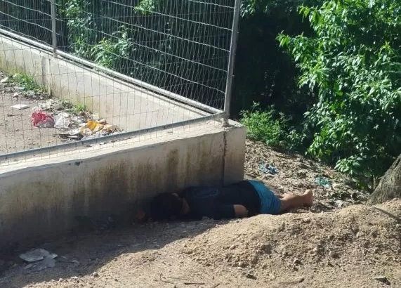Jovem sai de casa para atender chamado e acaba assassinado a tiros, no bairro de Jaguaribe