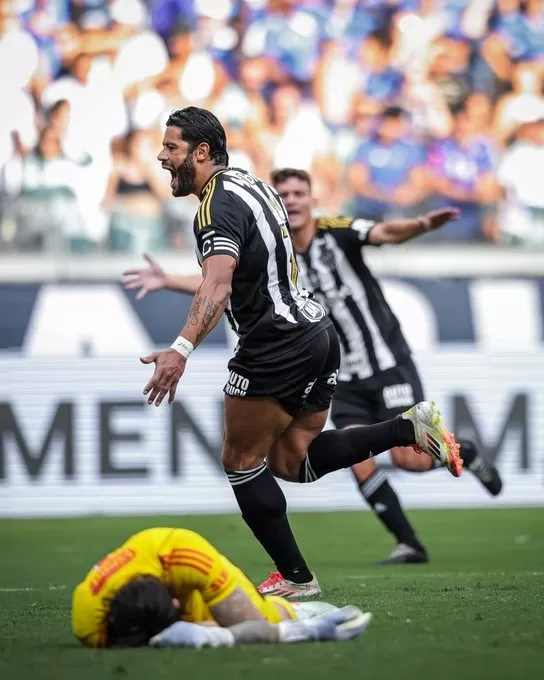 Gabigol é expulso, Hulk marca dois, Atlético-MG vence Cruzeiro e encaminha classificação no Campeonato Mineiro
