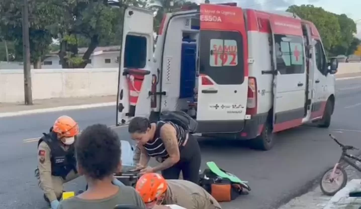 Motorista invade contramão e atinge casal em uma moto no Geisel, em JP