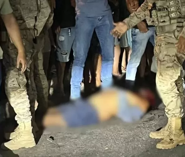 Multidão invade carro da polícia e lincha suspeito de assassinar criança de 2 anos em Tabira-PE
