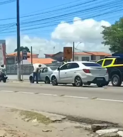 Motorista ateia fogo no próprio carro na manhã deste sábado (22) para impedir apreensão pela Semob, em Cabedelo