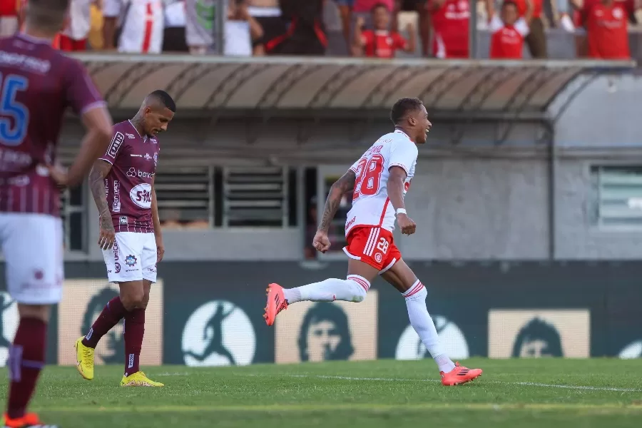Vitinho faz dois, Inter vence Caxias e se aproxima da final do Gauchão
