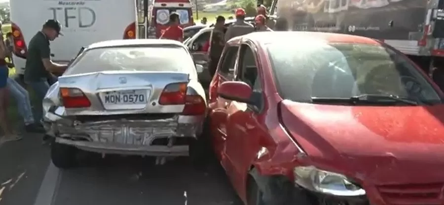 Acidente com ônibus, quatro carros e caminhão deixa três feridos na BR-230, em Santa Rita