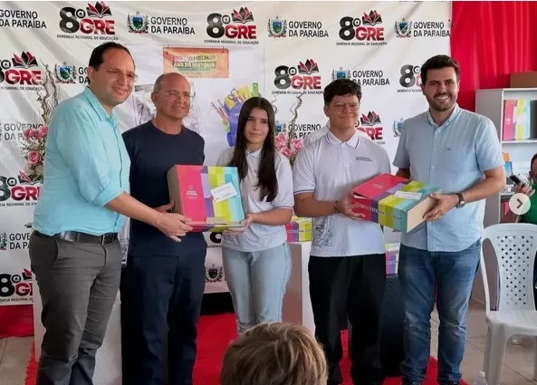 Prefeito Laurinho prestigia entrega fardamentos e kits escolares para estudantes da rede estadual