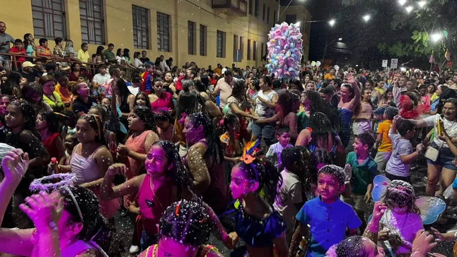 Com chuva e muita alegria, a criançada lota o espaço da folia para dar as boas-vindas ao Carnaval de Catolé