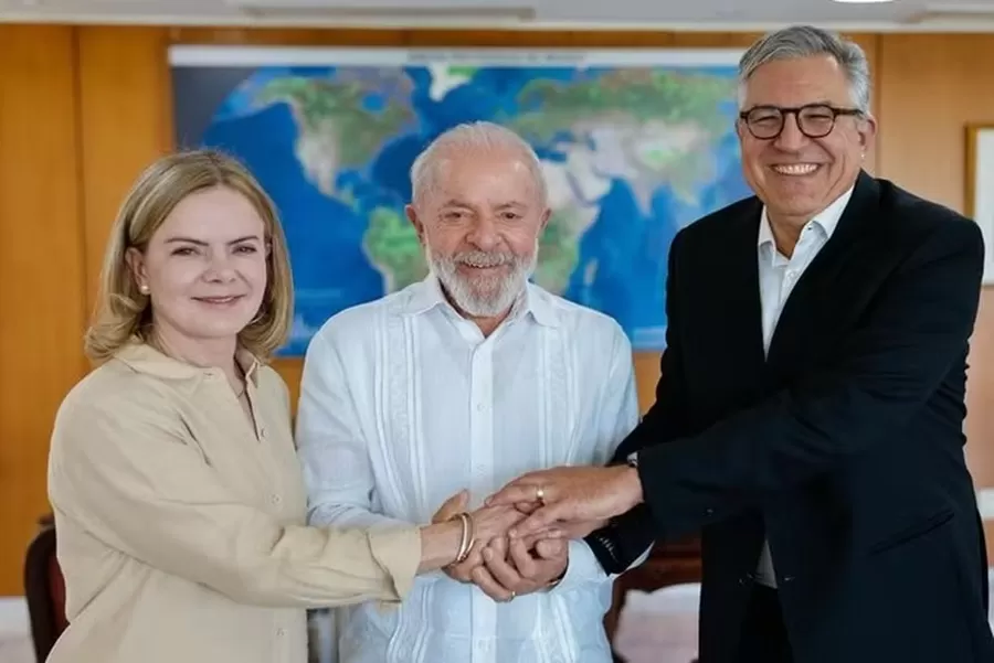 Lula define Gleisi Hoffmann como substituta de Padilha na articulação política; posse será dia 10 de março