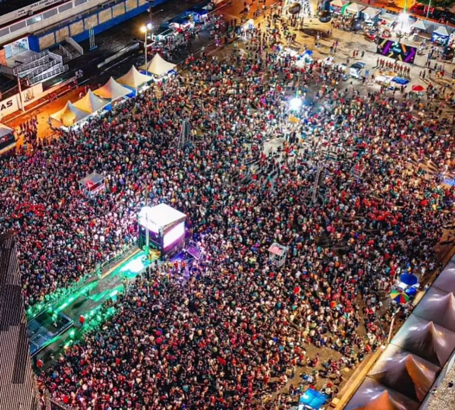 Primeira noite do Carnaval de Catolé Rocha é sucesso com grande público neste sábado (1/MAR)
