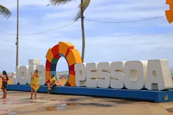 Turistas lotam as praias e elogiam as belezas naturais, tranquilidade e segurança de João Pessoa