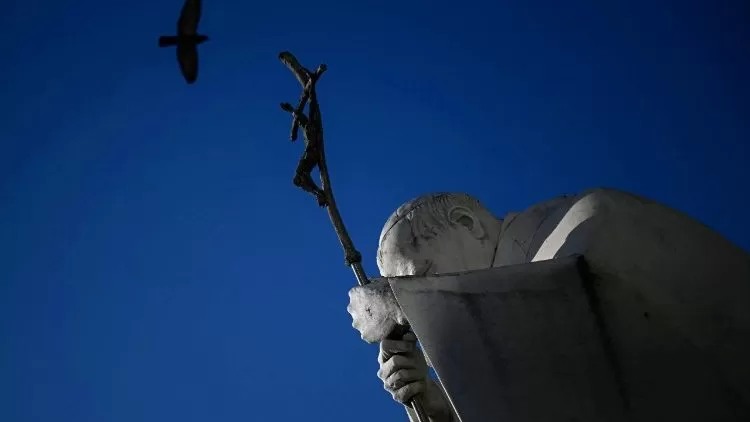 Papa Francisco dormiu a noite toda e mantém seu repouso