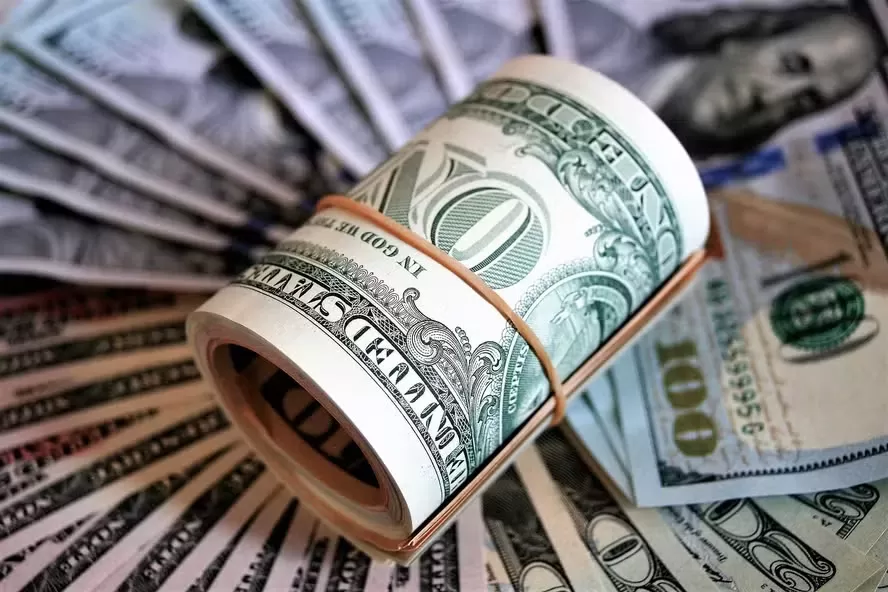 Dólar cai quase 3% e fecha a R$ 5,75, com recuo de Trump sobre tarifas