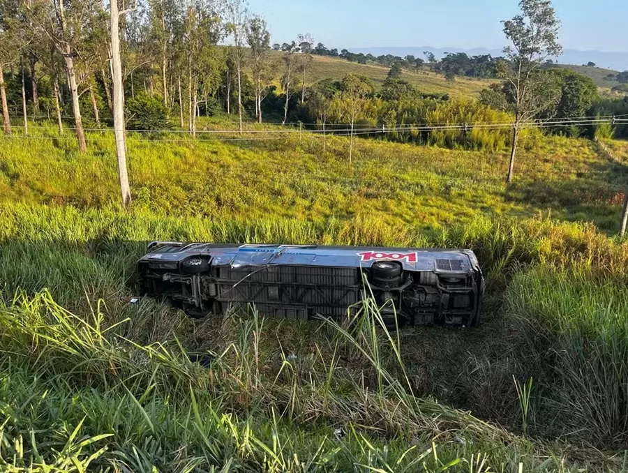 Ônibus cai em ribanceira na Dutra e deixa um morto e 25 feridos no interior de SP