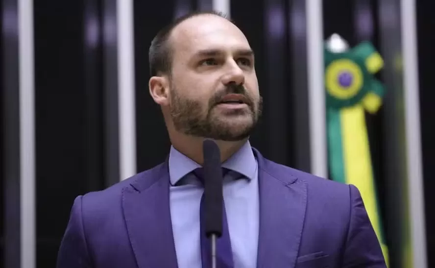 Eduardo Bolsonaro anuncia que vai tirar licença do mandato de deputado para morar nos EUA