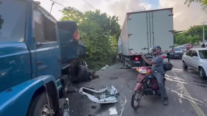 Acidente entre dois caminhões deixa um motorista preso nas ferragens na manhã deste sábado (22)