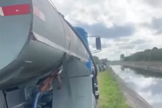 Pai e filho morrem afogados ao tentar abastecer caminhão-pipa no canal Acauã-Araçagi, em Mogeiro