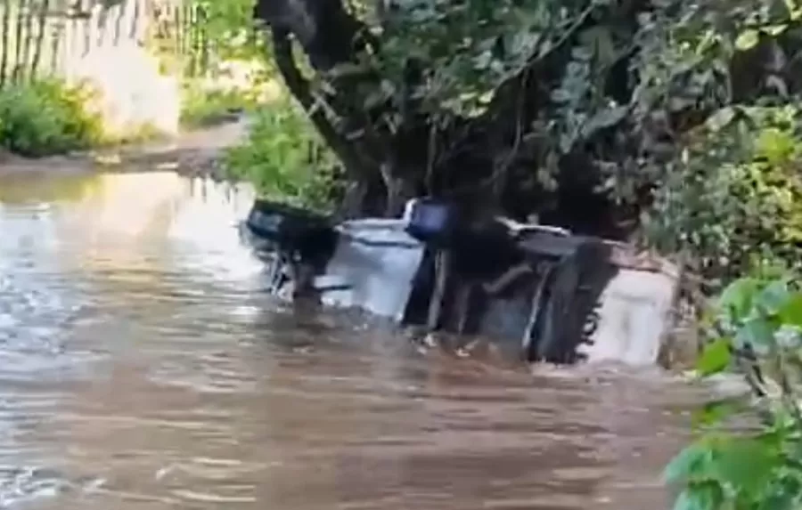 Automóvel é encontrado tombado no leito do Riacho Agon, no sítio Boqueirão na zona rural de Catolé do Rocha