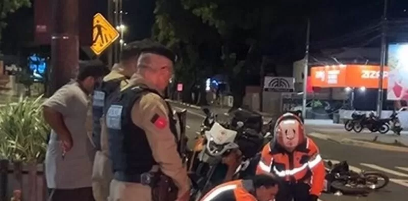 Mulher morre e homem fica ferido após sofrerem acidente de moto na noite deste domingo (23)