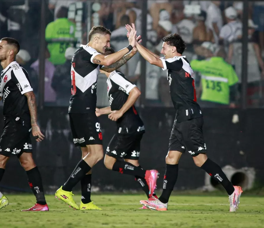 Com brilho de Vegetti, Vasco vence o Santos de virada em São Januário