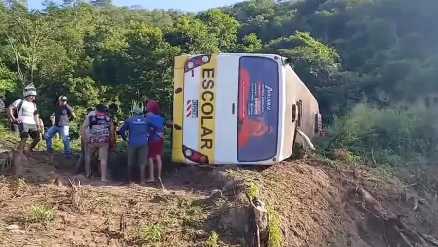 Ônibus escolar tomba e deixa dois estudantes mortos e mais de 30 feridos, no Brejo paraibano