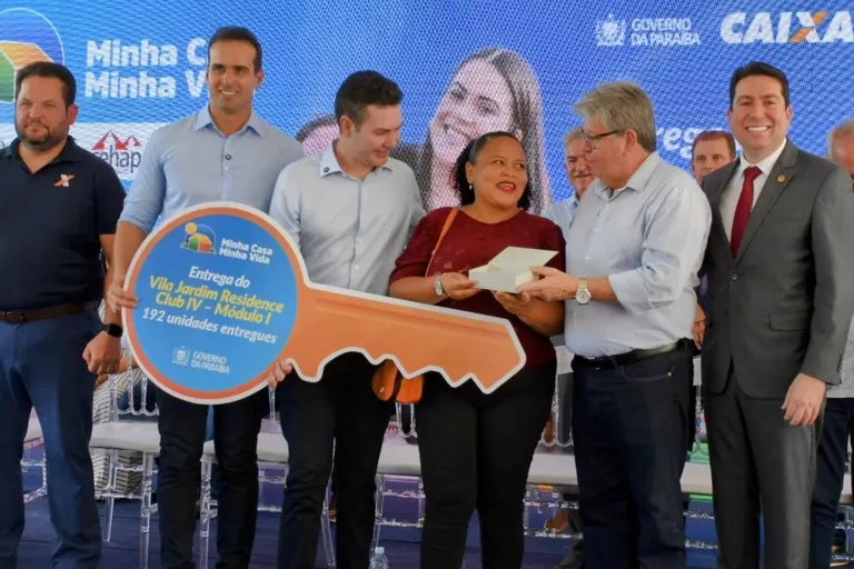João Azevêdo e ministro Jader Filho entregam unidades habitacionais e autorizam construção de novas moradias na Paraíba