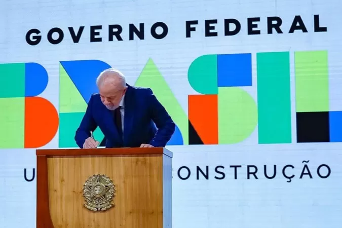 13º salário dos aposentados será antecipado para abril e maio; Lula assinou decreto nesta quinta