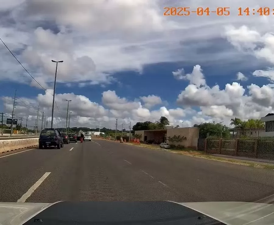 Dois homens são baleados e um carro é roubado durante ação de grupo armado, em Cabedelo