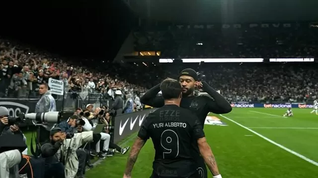 Com Memphis inspirado, Corinthians vence o Vasco por 3 a 0 em casa