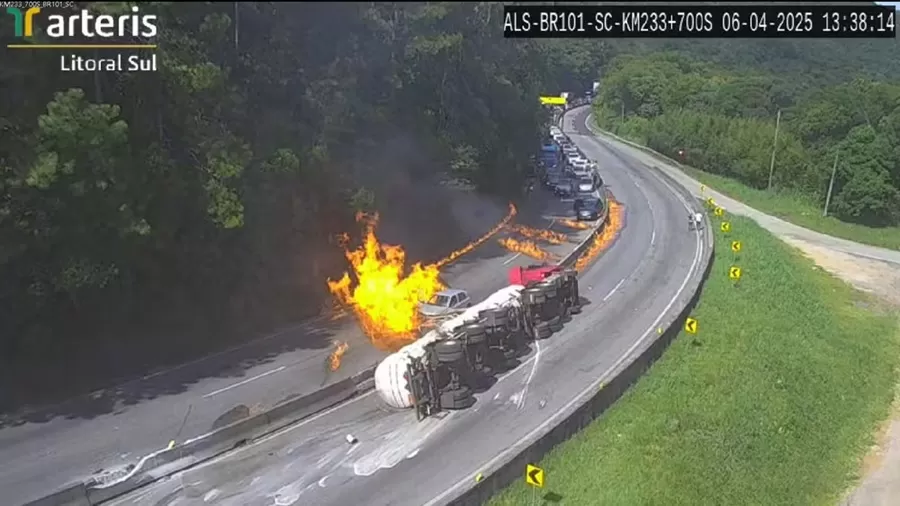 Ao menos 25 veículos pegam fogo após carreta com etanol tombar e explodir na BR-101 em SC