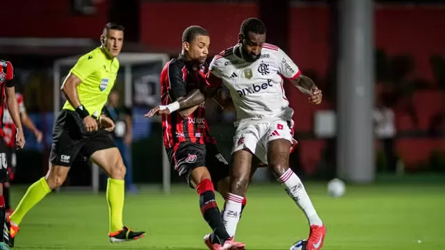 Flamengo derrota o Vitória no Barradão e ganha a primeira no Brasileiro
