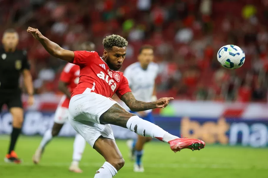 Com expulsão polêmica, Inter domina o Cruzeiro e vence no Beira-Rio