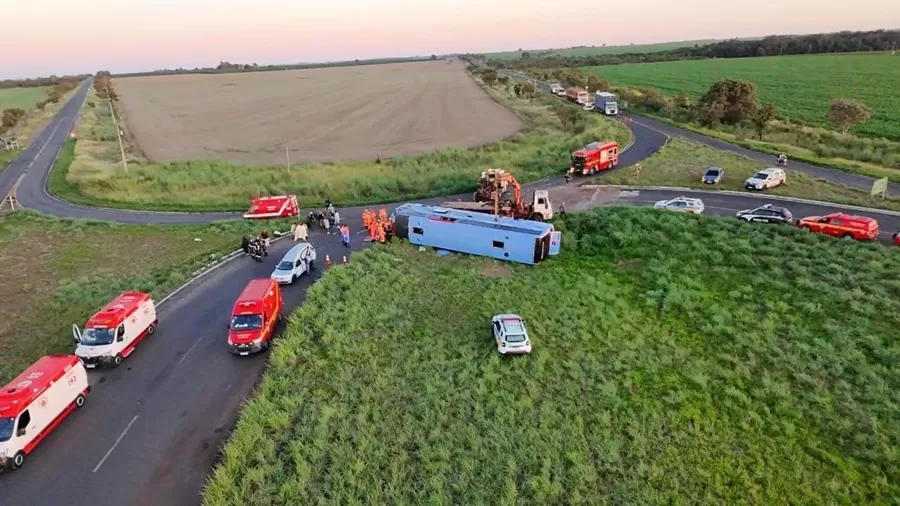 Ônibus tomba e deixa 11 mortos no Triângulo Mineiro; crianças estão entre as vítimas