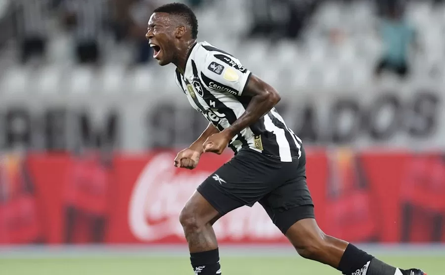 Botafogo desencanta no fim e vence a primeira na Libertadores 2025