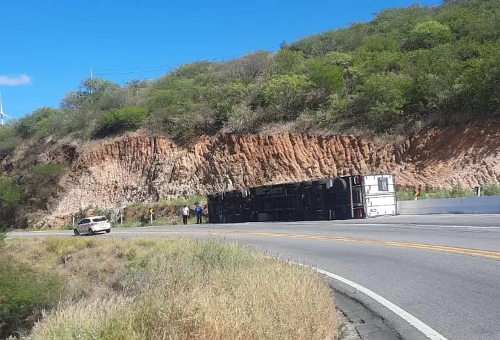 Carreta que transportava com hortifruti tomba em trecho da BR-230, na serra de Santa Luzia