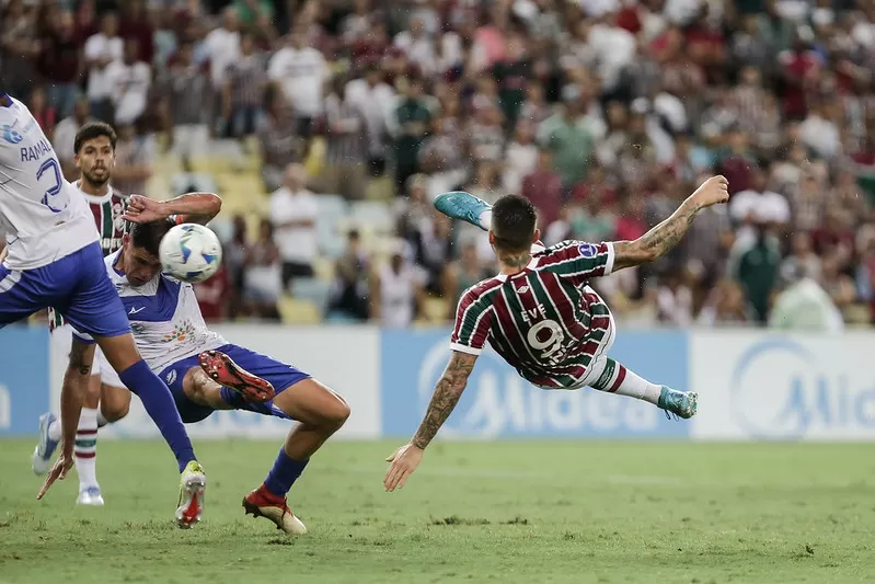 Everaldo faz golaços, Cano brilha, e Fluminense goleia o San José 