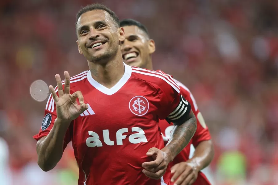 Alan Patrick faz hat-trick, Inter vence o Atlético Nacional e lidera Grupo F