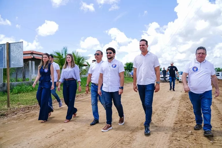 Vice-governador Lucas Ribeiro inspeciona obras e recebe Título de Cidadão de Riacho dos Cavalos