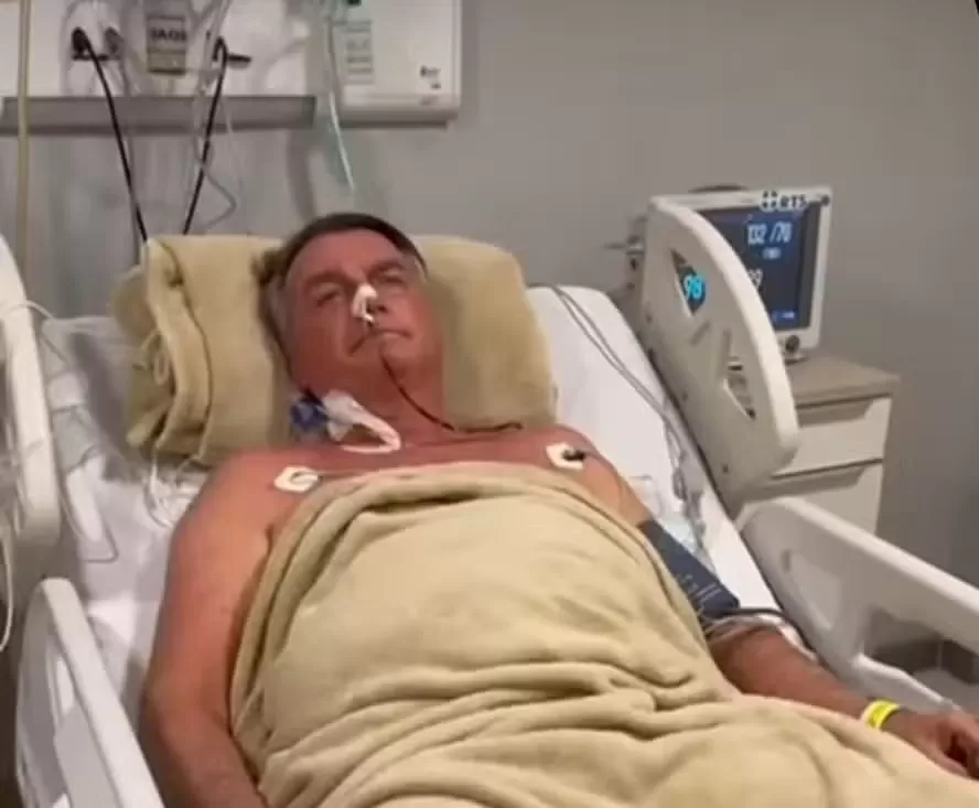 Cirurgia de Bolsonaro termina após 12 horas; ex-presidente está estável.